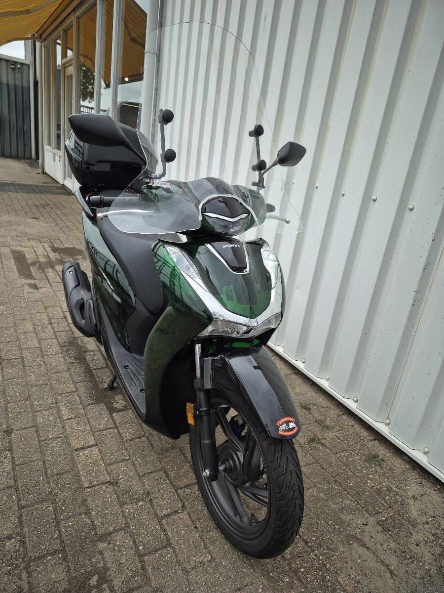 Honda SH125 Vetro motorscooter uit 2024, nagelnieuw