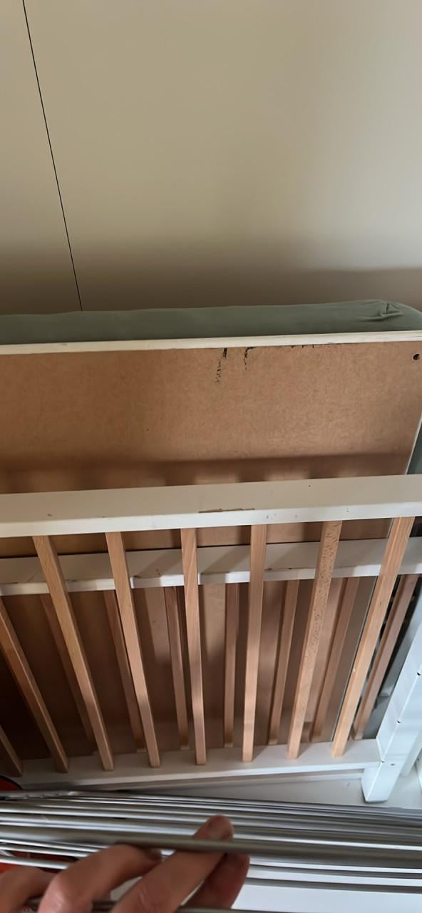 Box wit met spijlen van hout