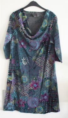 Groene jurk met bloemen  patroon maat 48