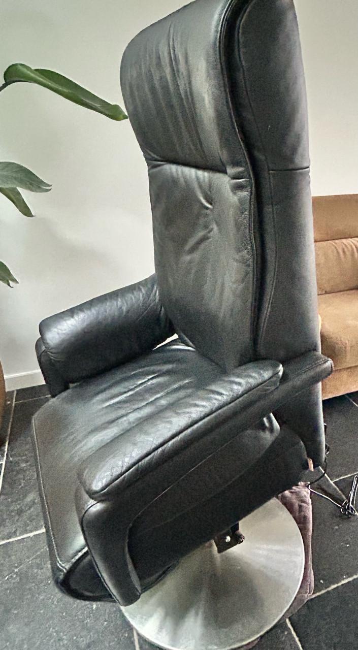Prominent leren relaxfauteuil / sta op stoel