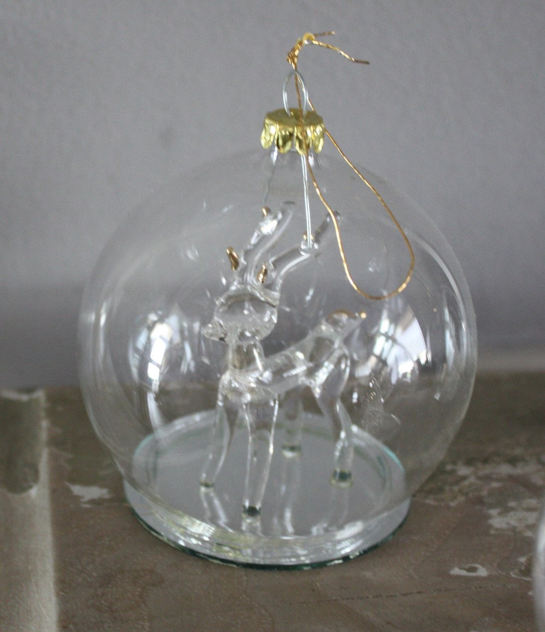 Set van 3 glazen kerstballen met decoratie binnen in