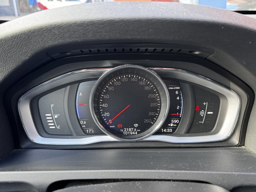 Volvo V60 2.0 t3 r-design | trekhaak | on-call | 18" lmv