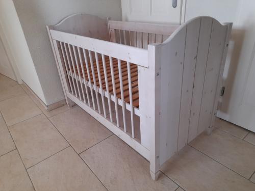 Massief houten white wash ledikantje (in goede staat)in hoogte verstelbaar!