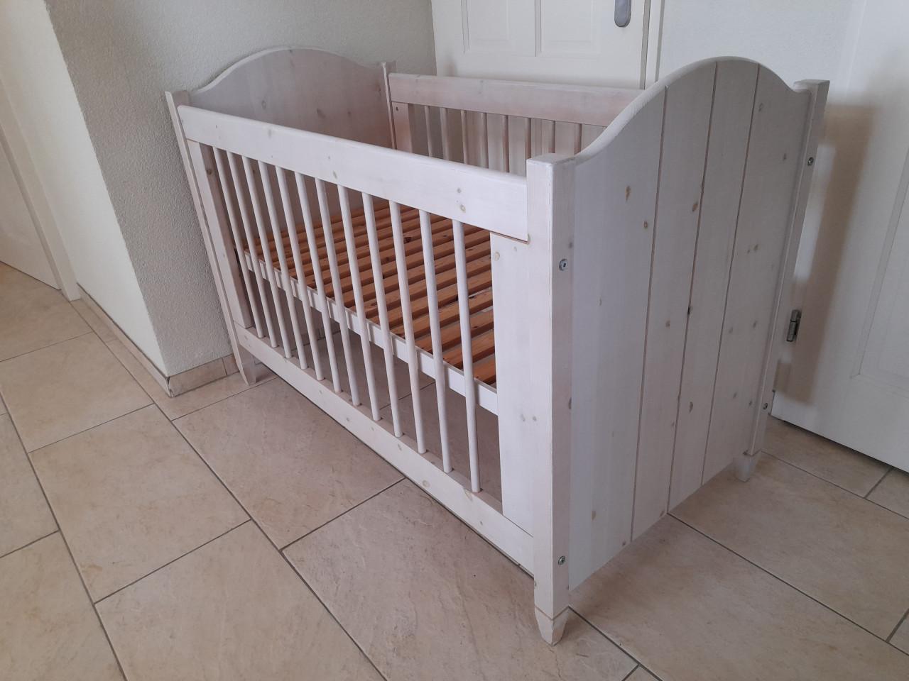 Massief houten white wash ledikantje (in goede staat)in hoogte verstelbaar!