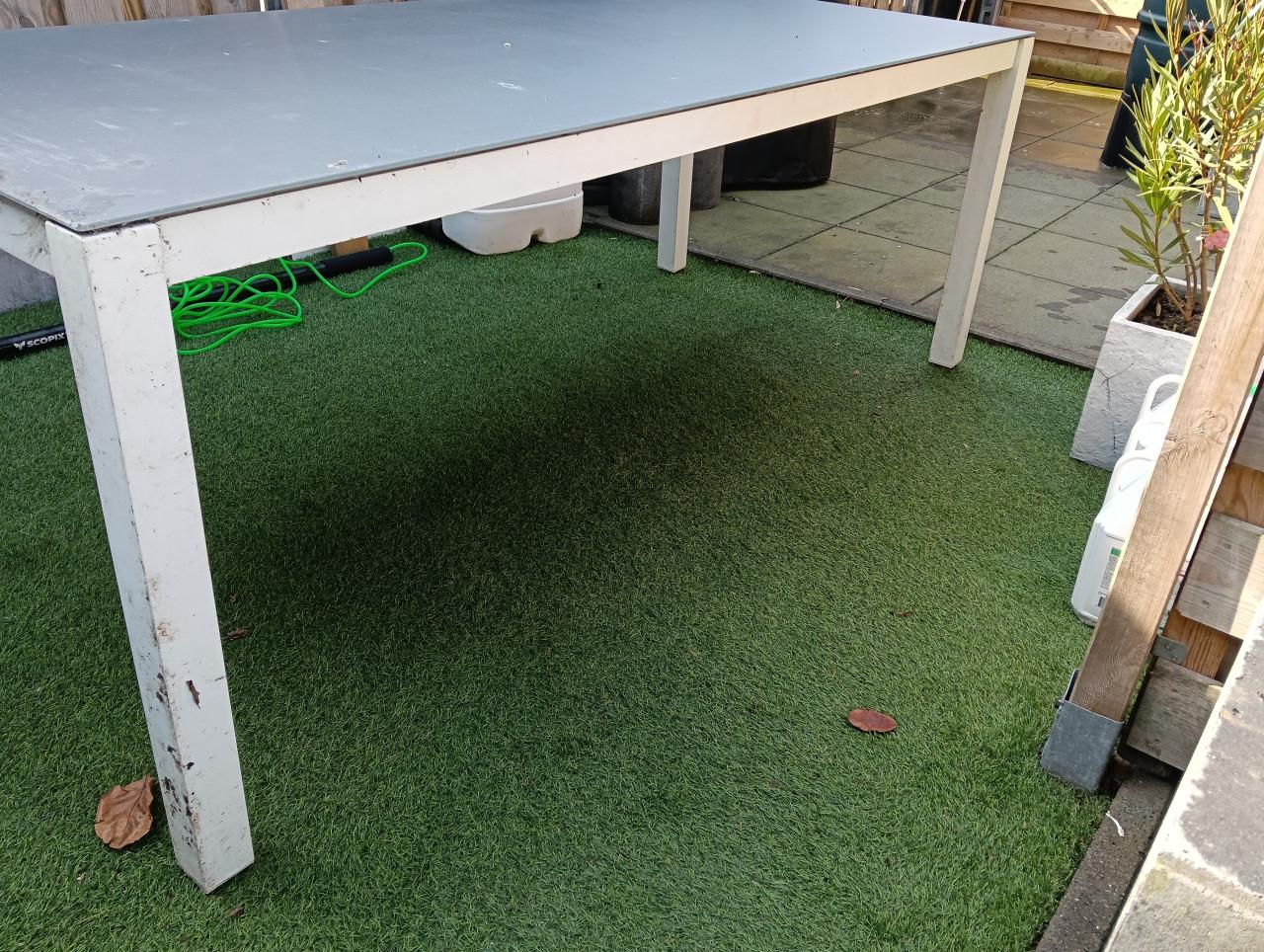 Een tuintafel