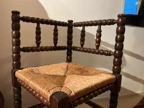 Hoekstoeltje met gedraaide poten en rieten zitting ( antiek )