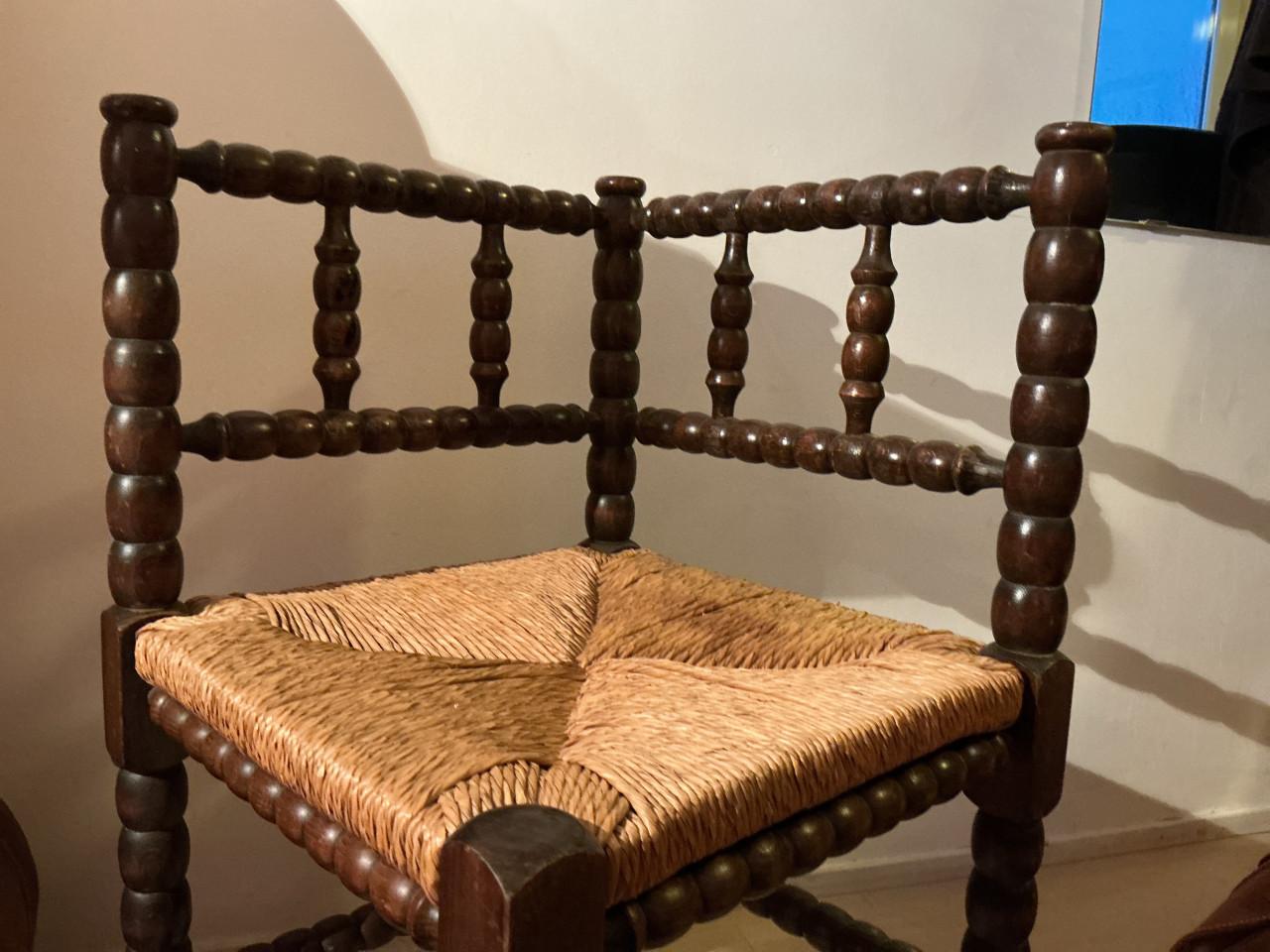 Hoekstoeltje met gedraaide poten en rieten zitting ( antiek )