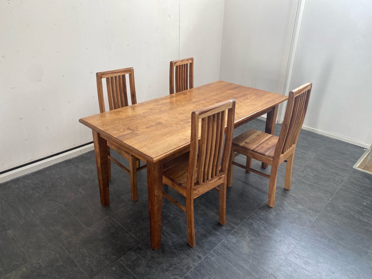 Fraaie houten tafel met mooie stoelen!!