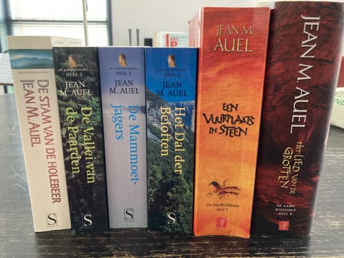 Boekenreeks stam van de Holebeer van Jean M. Auel.