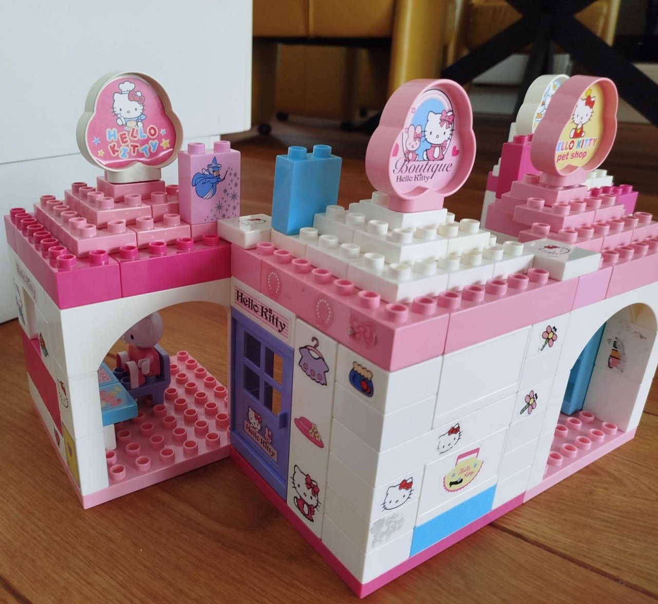 HELLO KITTY WINKELCENTRUM