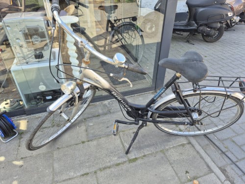 Damesfiets met iets werk: 20 euro.