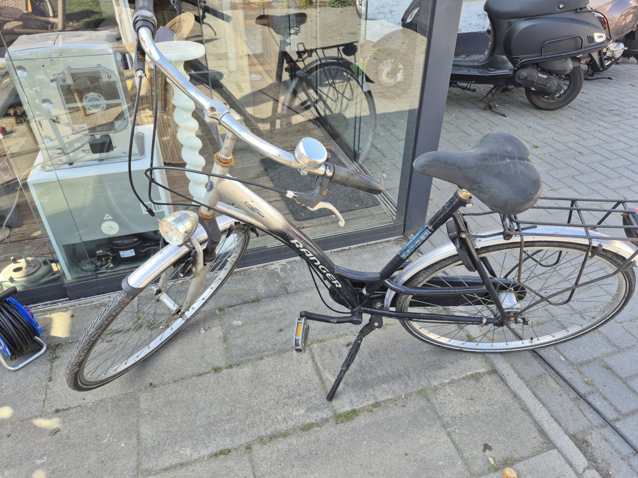 Damesfiets met iets werk: 20 euro.