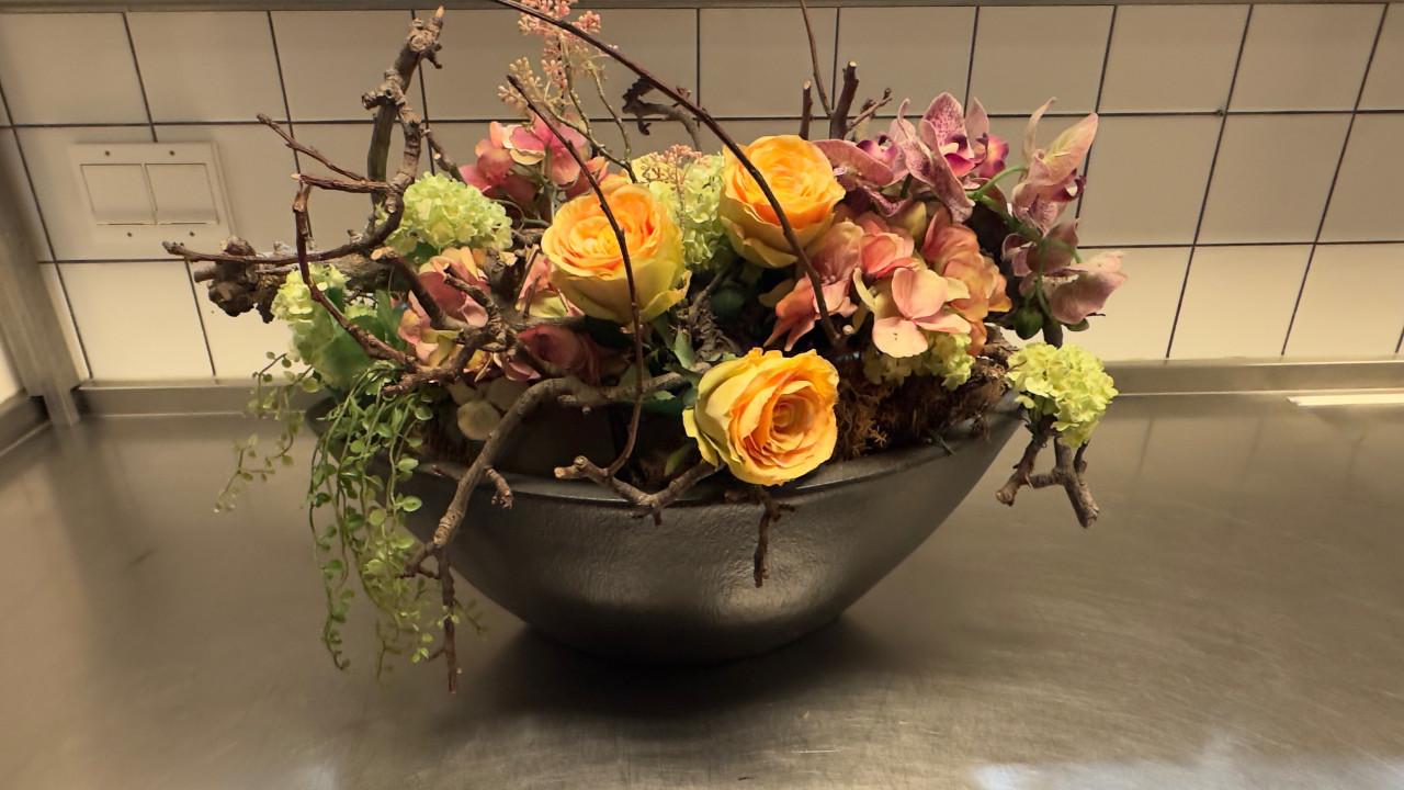 Zwarte vaas met net bloemenboeket