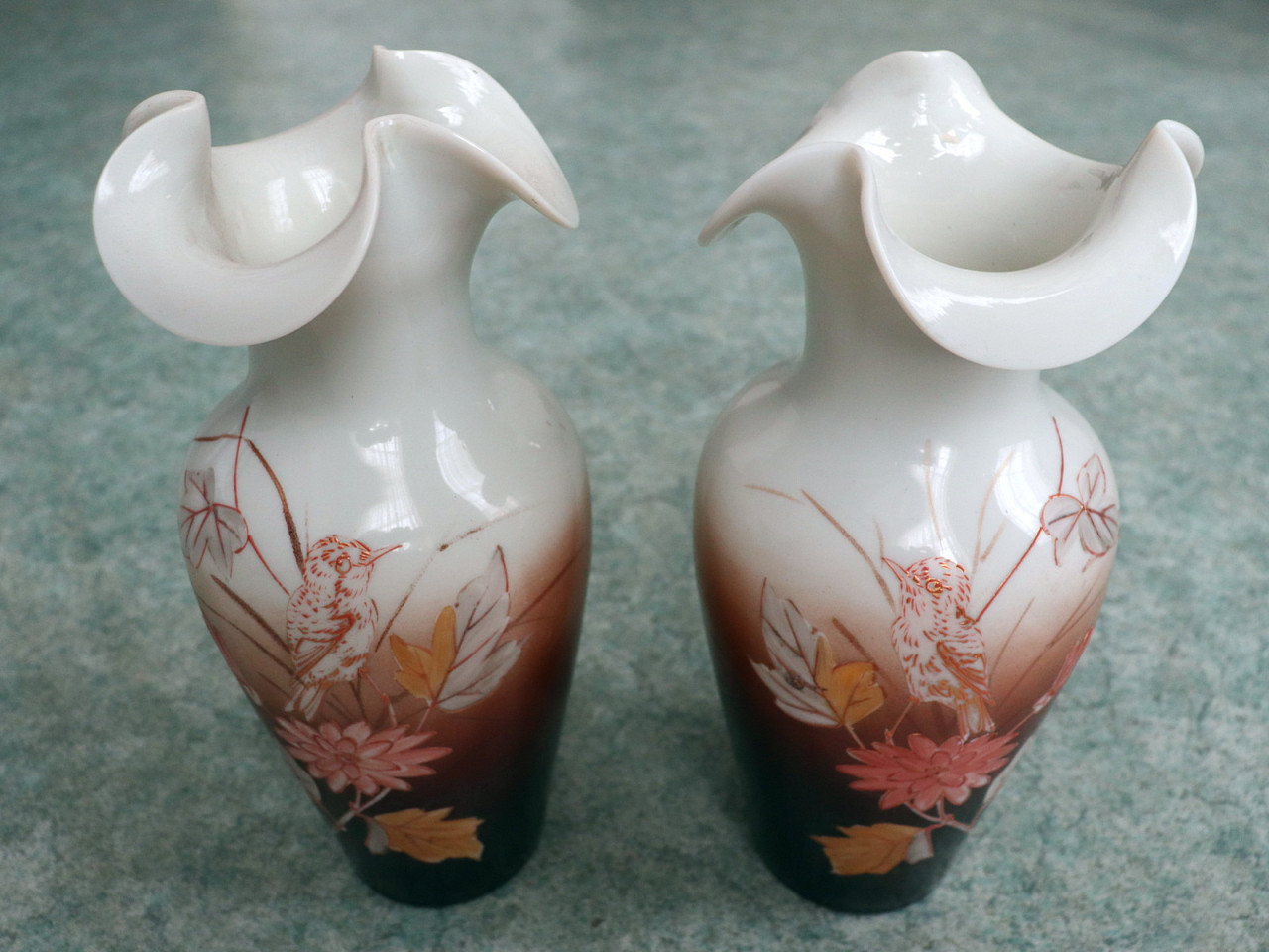 Twee opaline vazen