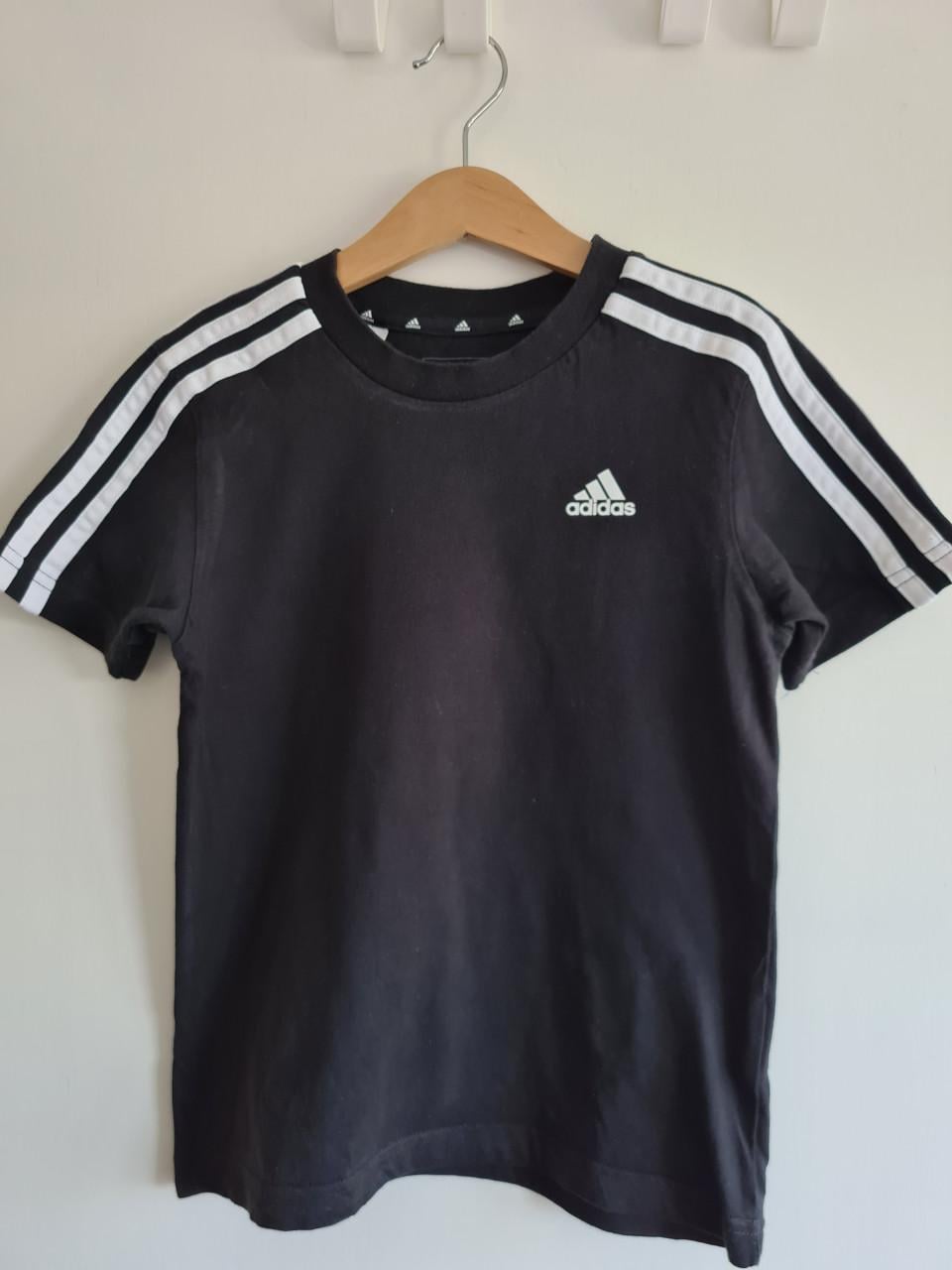 Adidas zwart-wit T-Shirt Maat 128