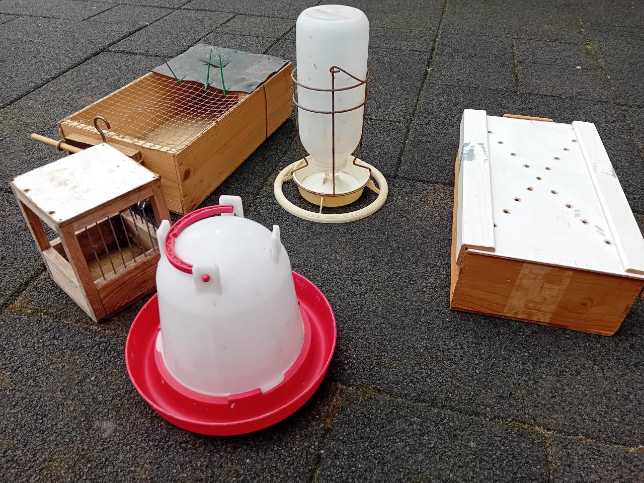 Voeder en drinkbakjes