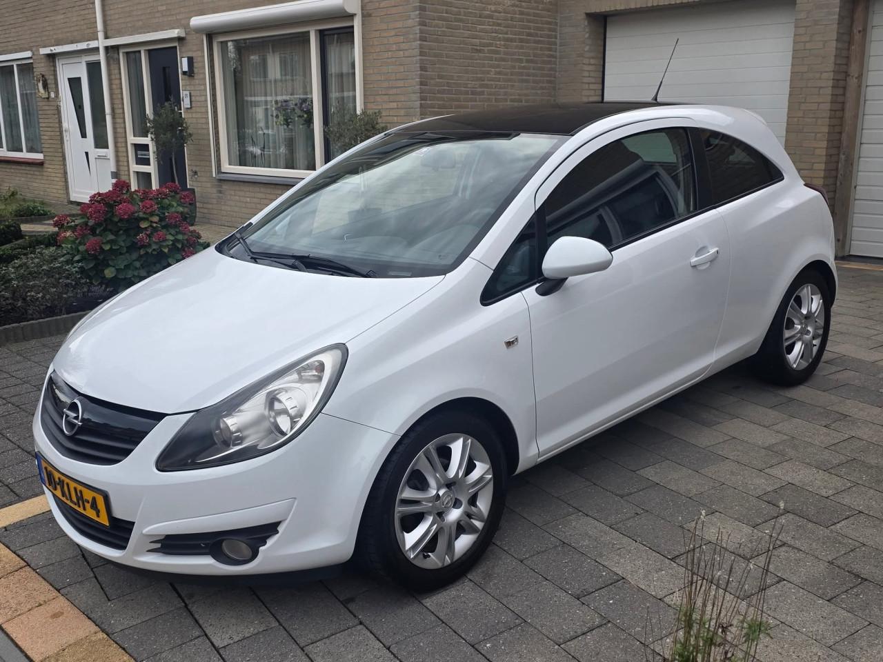 Tekoop zeer mooie Opel Corsa 1.4i 16V  Black and  White