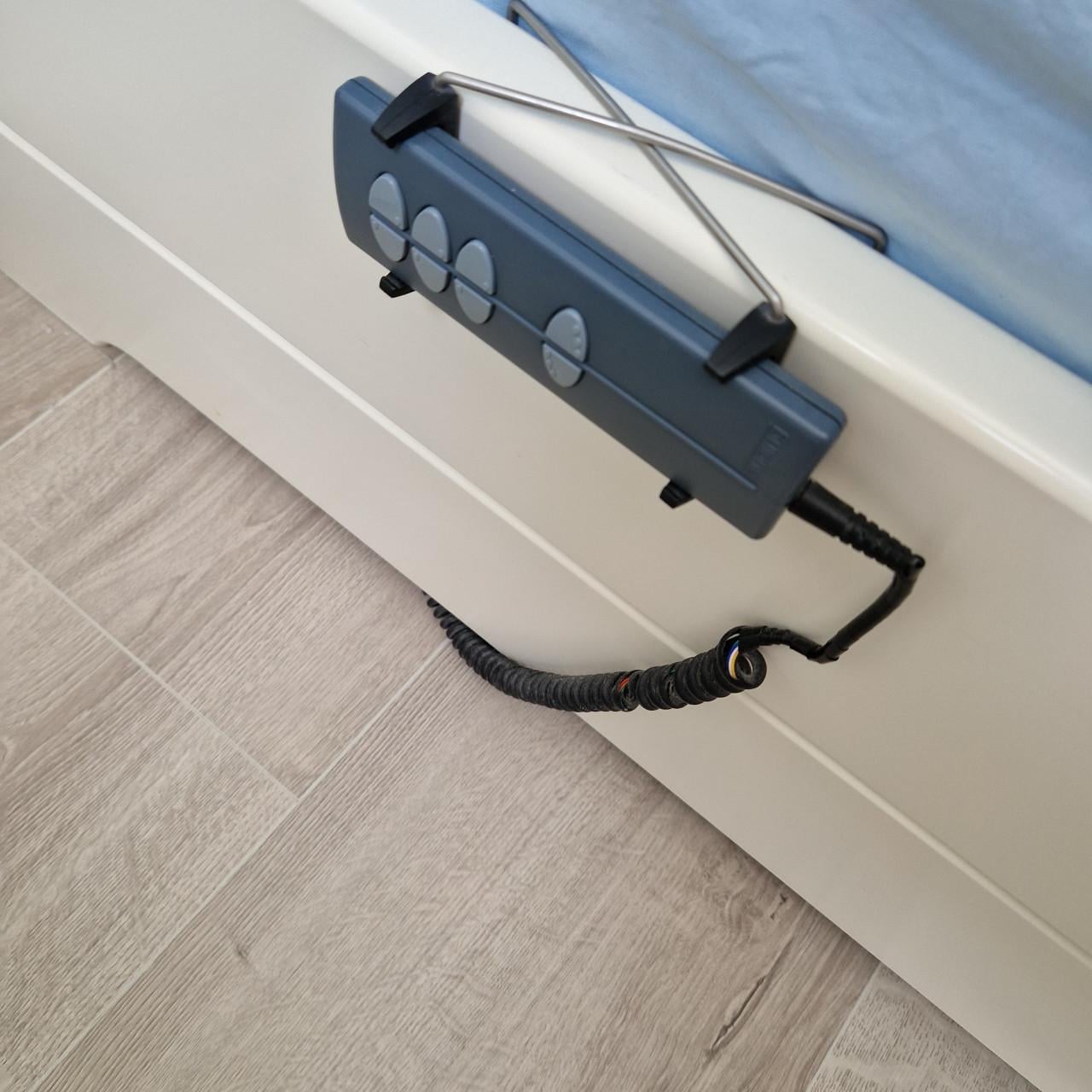 Te koop bedombouw met nachtkastjes.