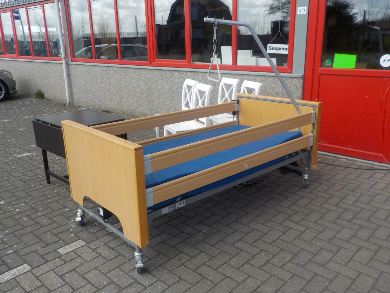 Elektrisch hoog / laag ledikant op stevige wielen  in zeer goede staat