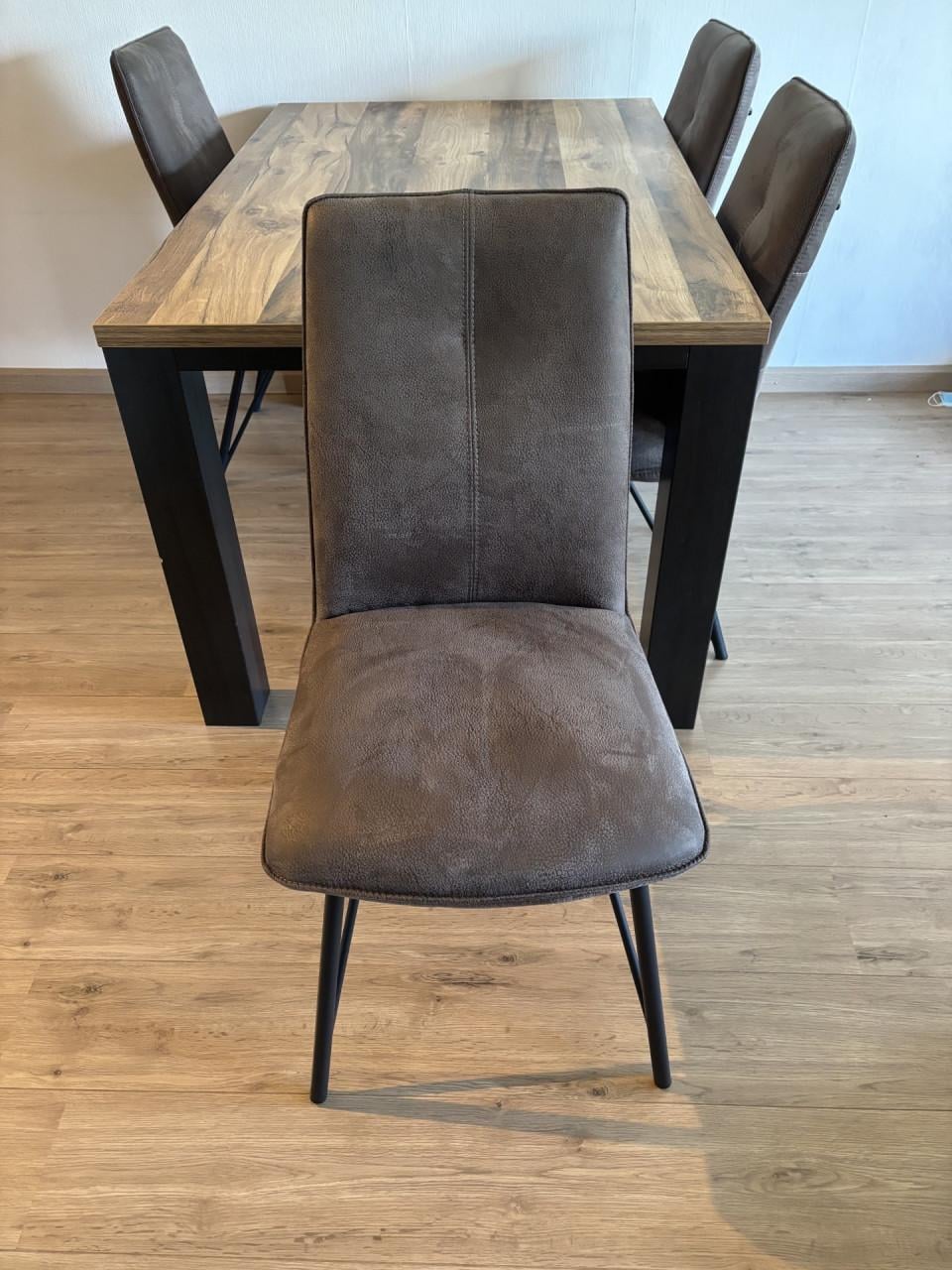 Mooie eettafel met vier stoelen, zo goed als nieuw!!