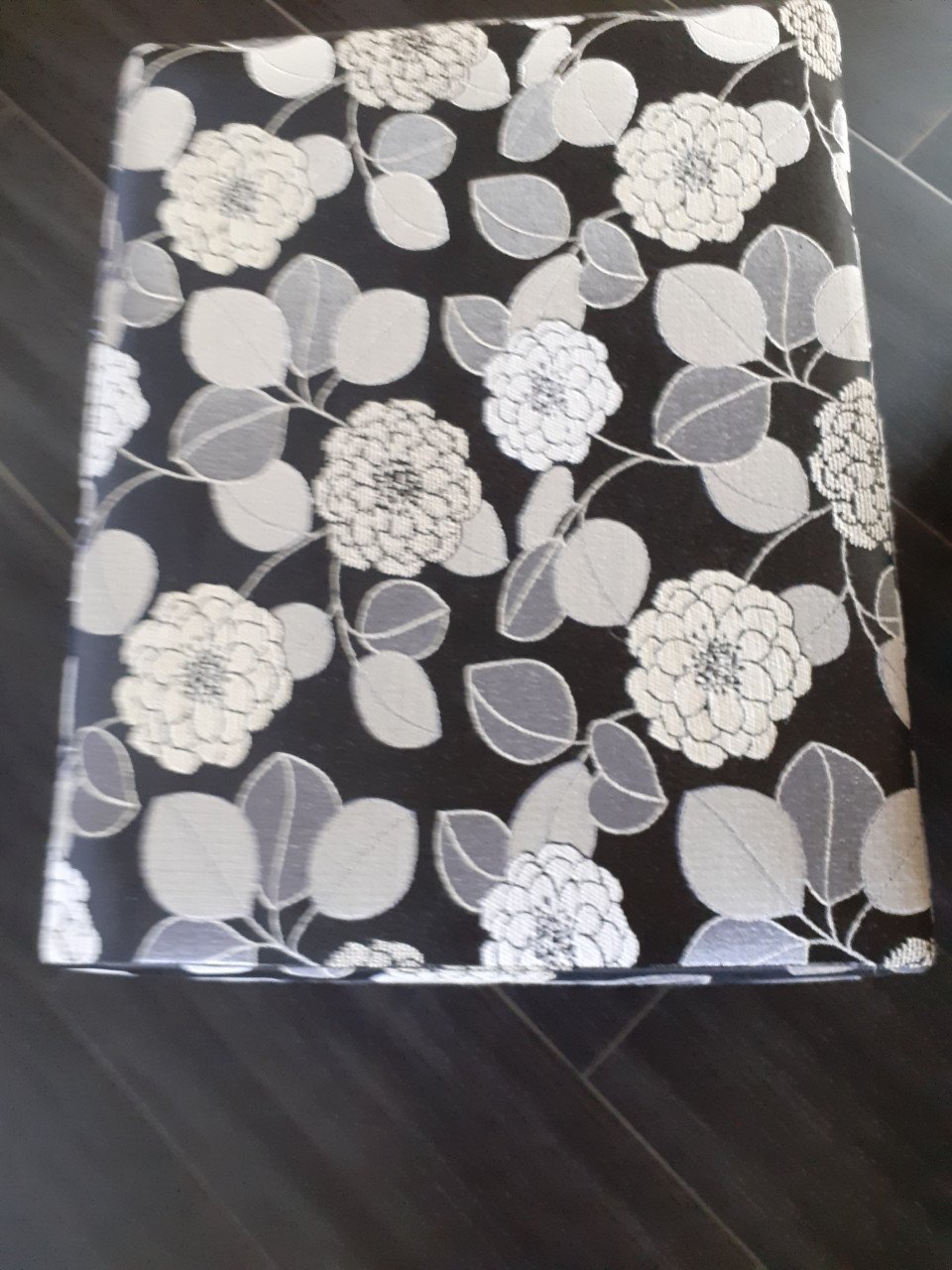 Mooie luxe fauteuil met bijpassende hocker.