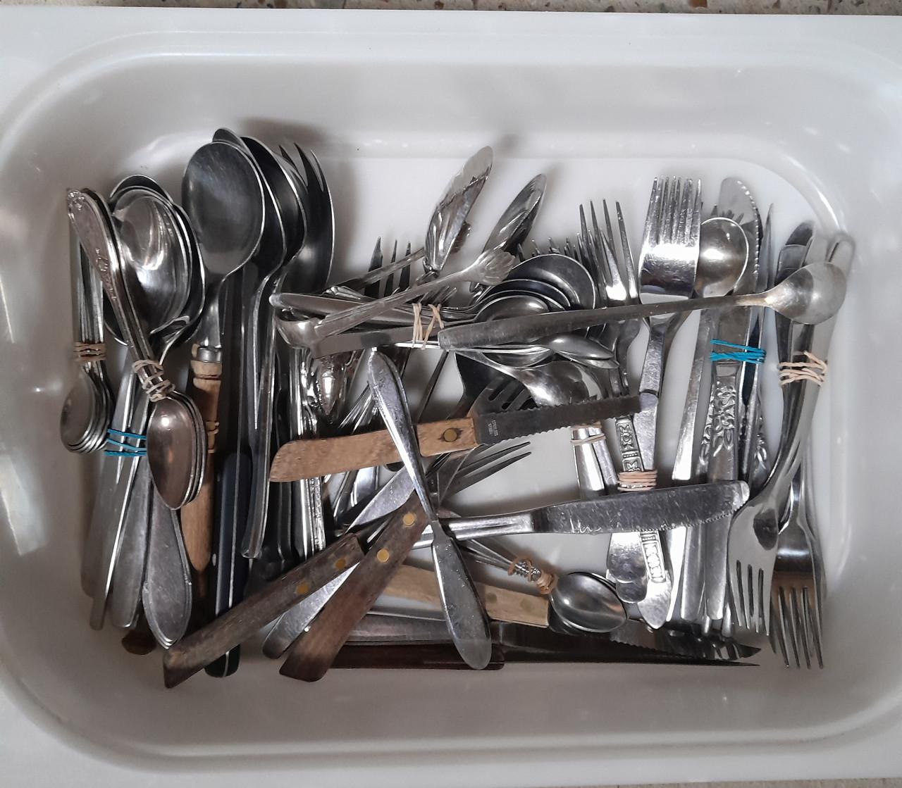 Bak met keuken  bestek + div keukengerei+bestekbakken v.a. €2,00