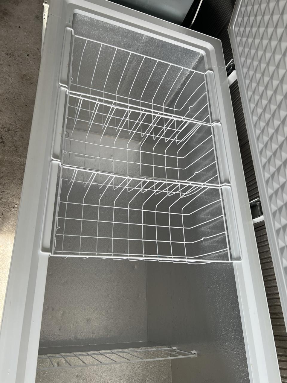 Grote vrieskist /  vriezer 412 liter 143x88x65 cm. BHD.