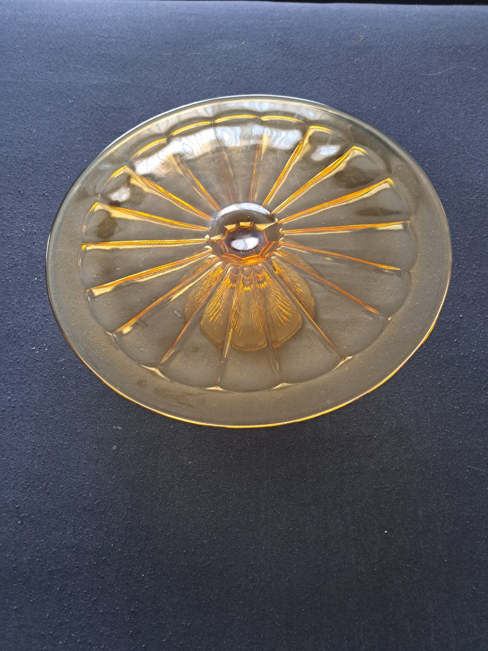 Taartenstandaard van glas, amber glas, etagère.