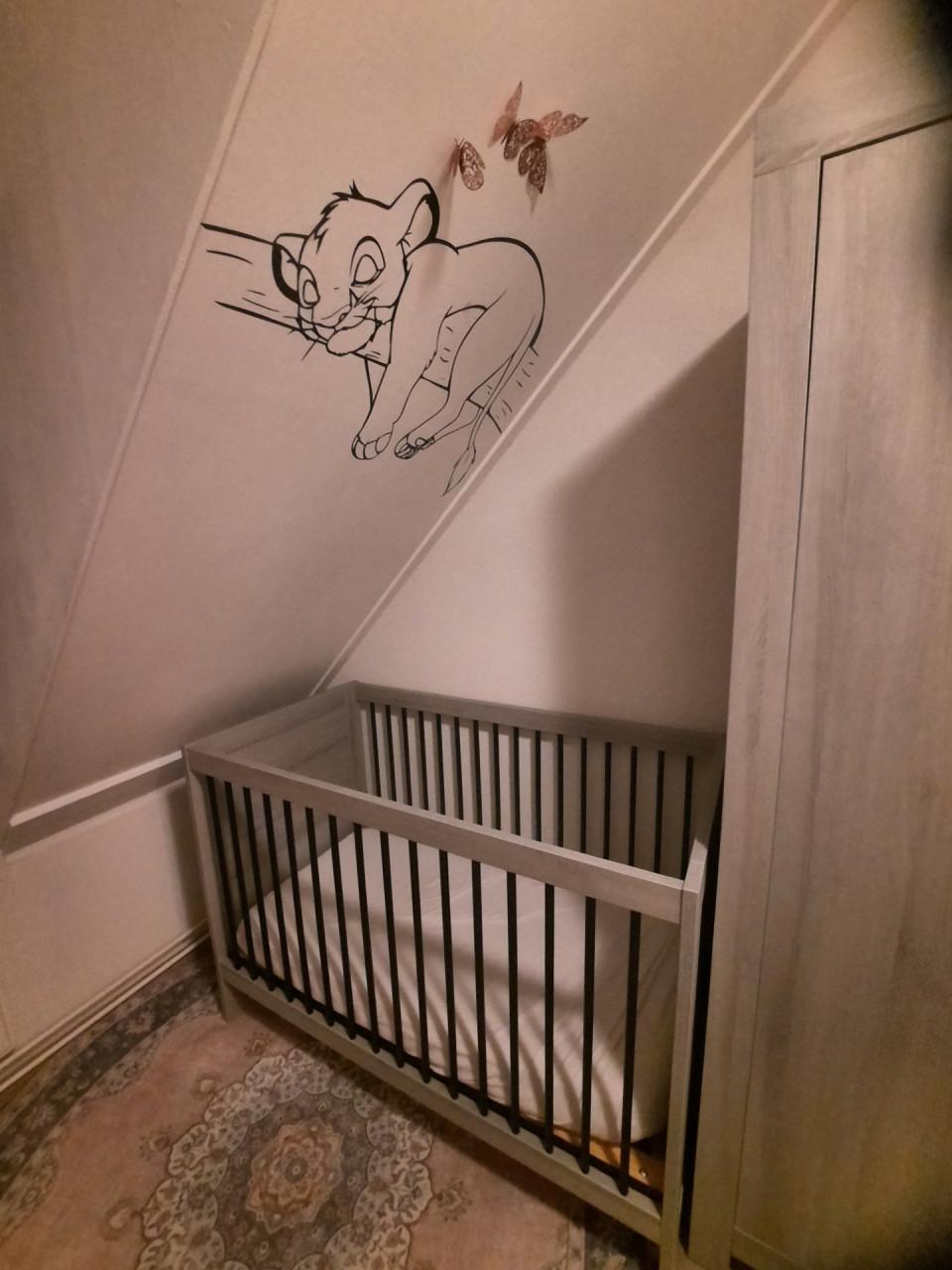 Babybed 60x120 inclusief matras, matrasbeschermer, verschoonmat en wandrek