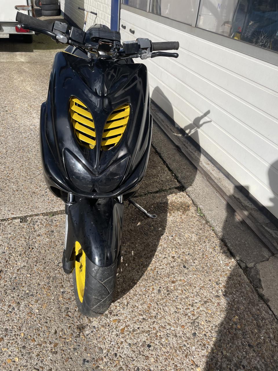 Yamaha scooter met werk