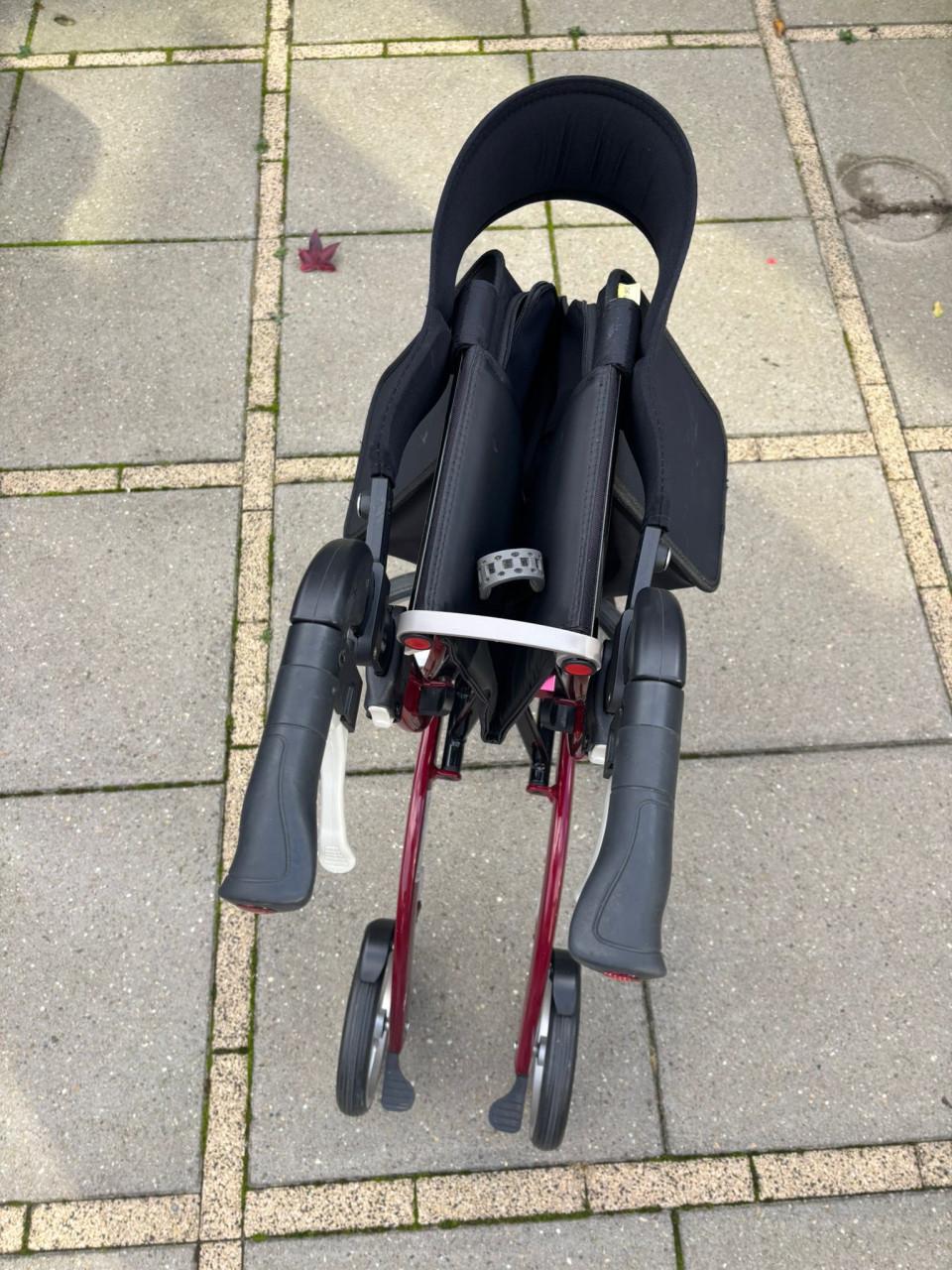 Rollator , bordeaurood, 2 jaar oud