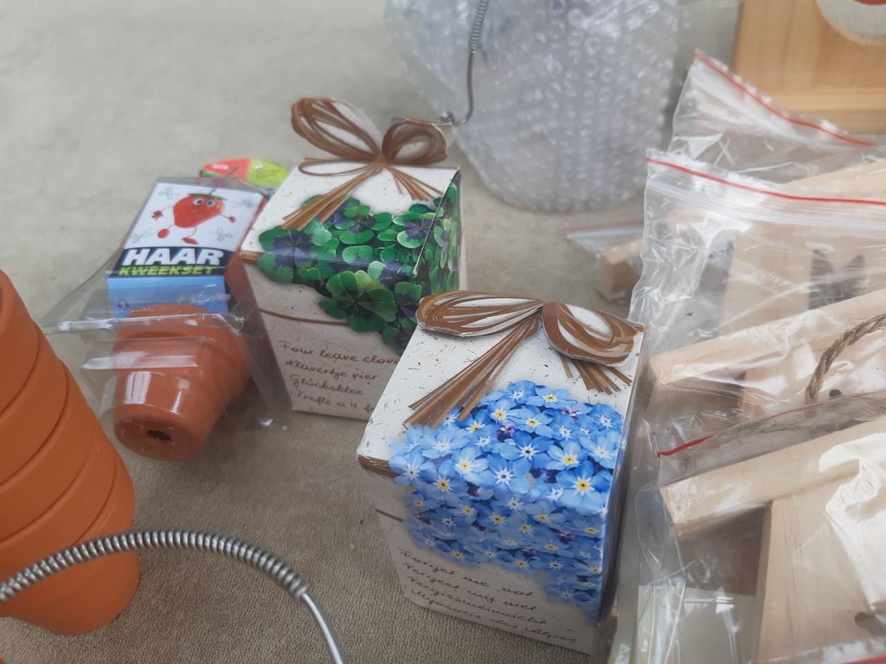 Diverse kerst pakket artikelen, restanten, o.a. vogelhuisjes