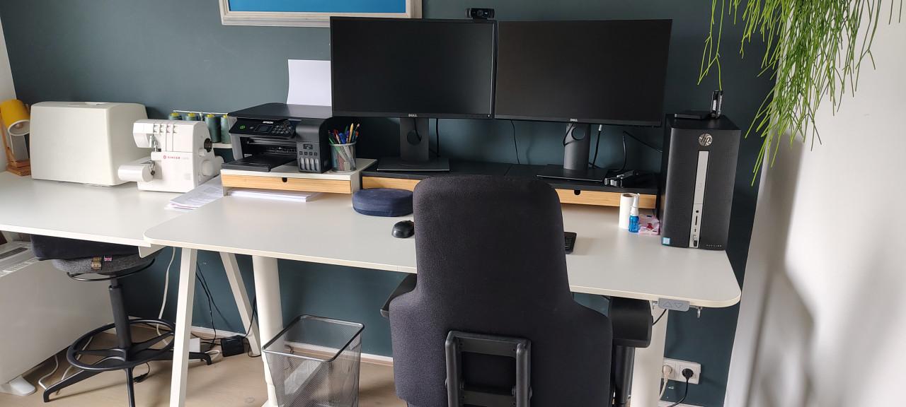 3 witte bureaus (zit - sta) Verschillende formaten.