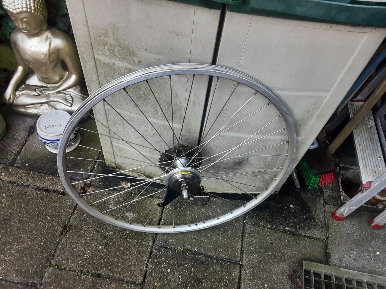 28 inch shimano nexus achterwiel, 7 speed cassette, rollerbrake rem
