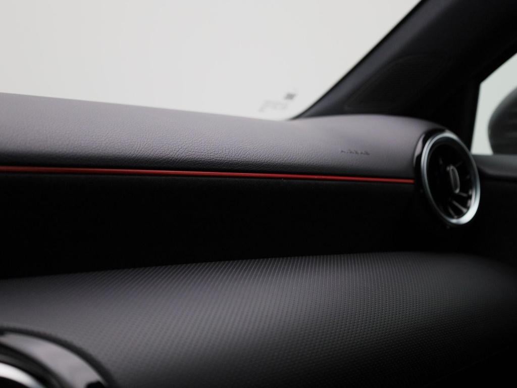 Mercedes-Benz A-Klasse 180 business solution amg | automaat | panorama dak 