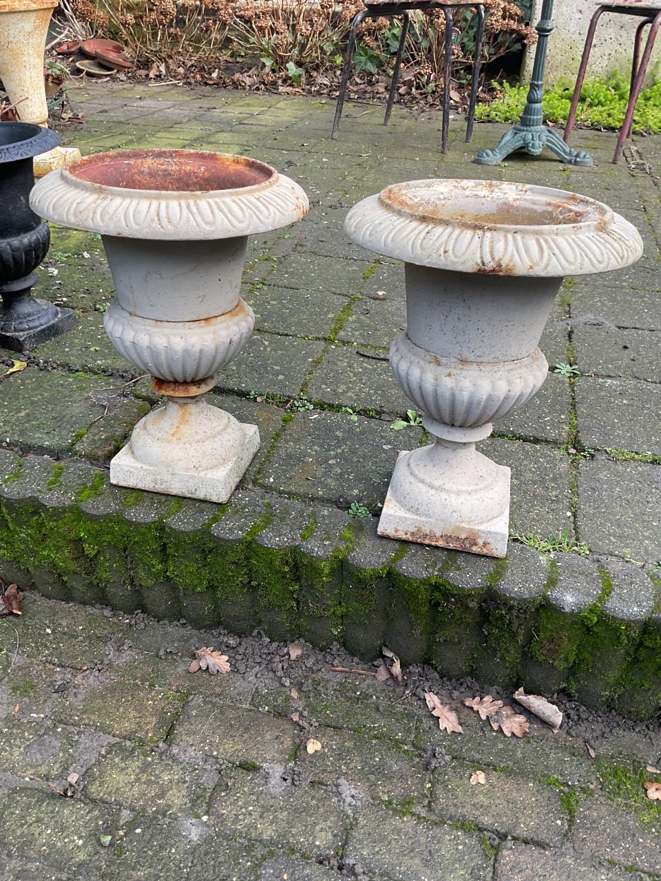 Gietijzeren tuinvazen ( groot en klein )