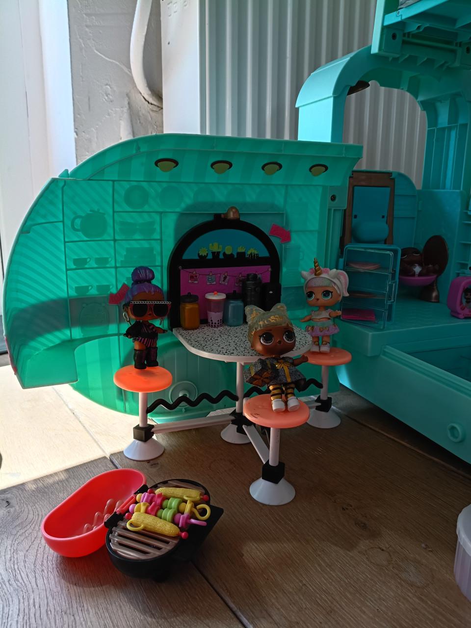 L.o.l. surprise camper met poppetjes en accessoires