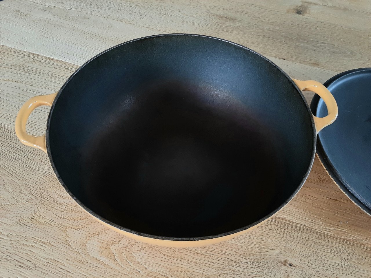 Geëmailleerde gietijzeren wokpan merk Le creuset