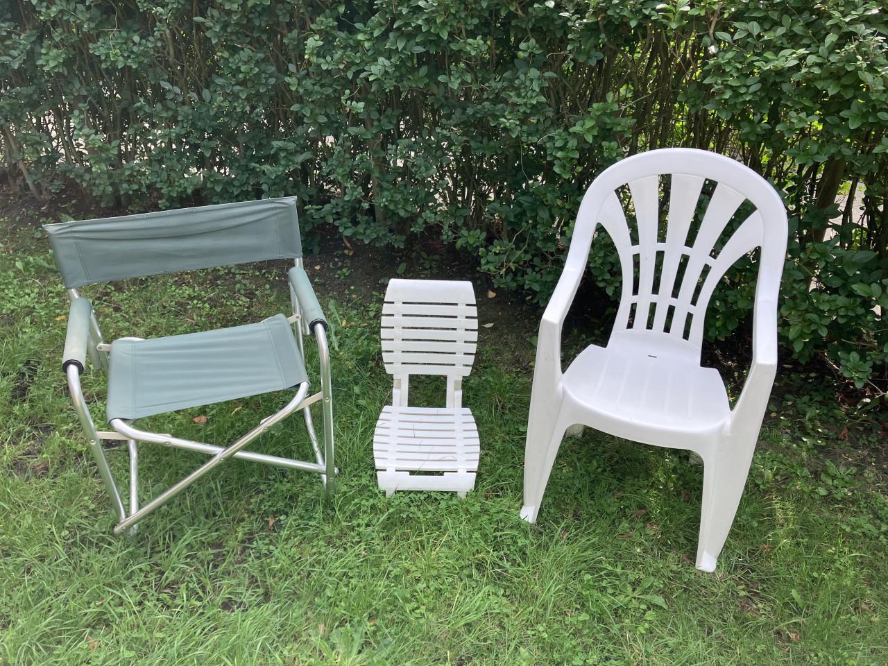 Drie tuinstoeltjes