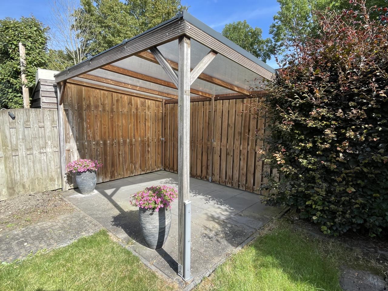 Vrijstaande overkapping (hout met aluminium/polycarbonaat dak)