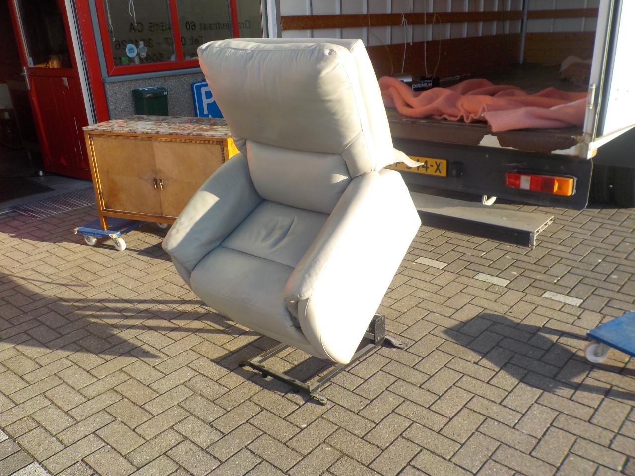 Leren elektrische sta-op relax fauteuil met lende steun in goede staat