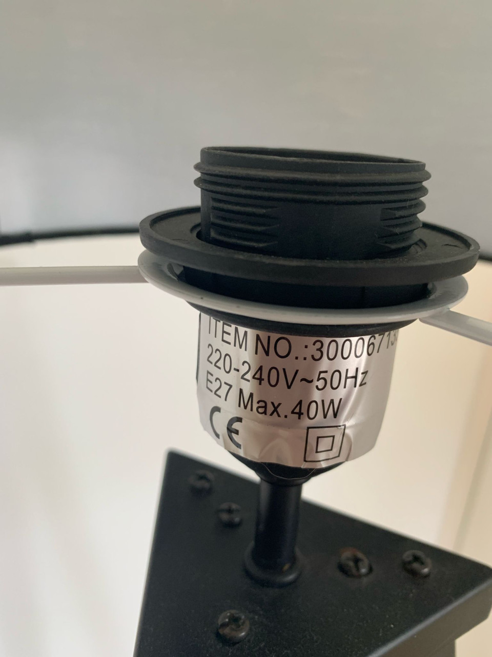 Zwarte staande lamp met kap