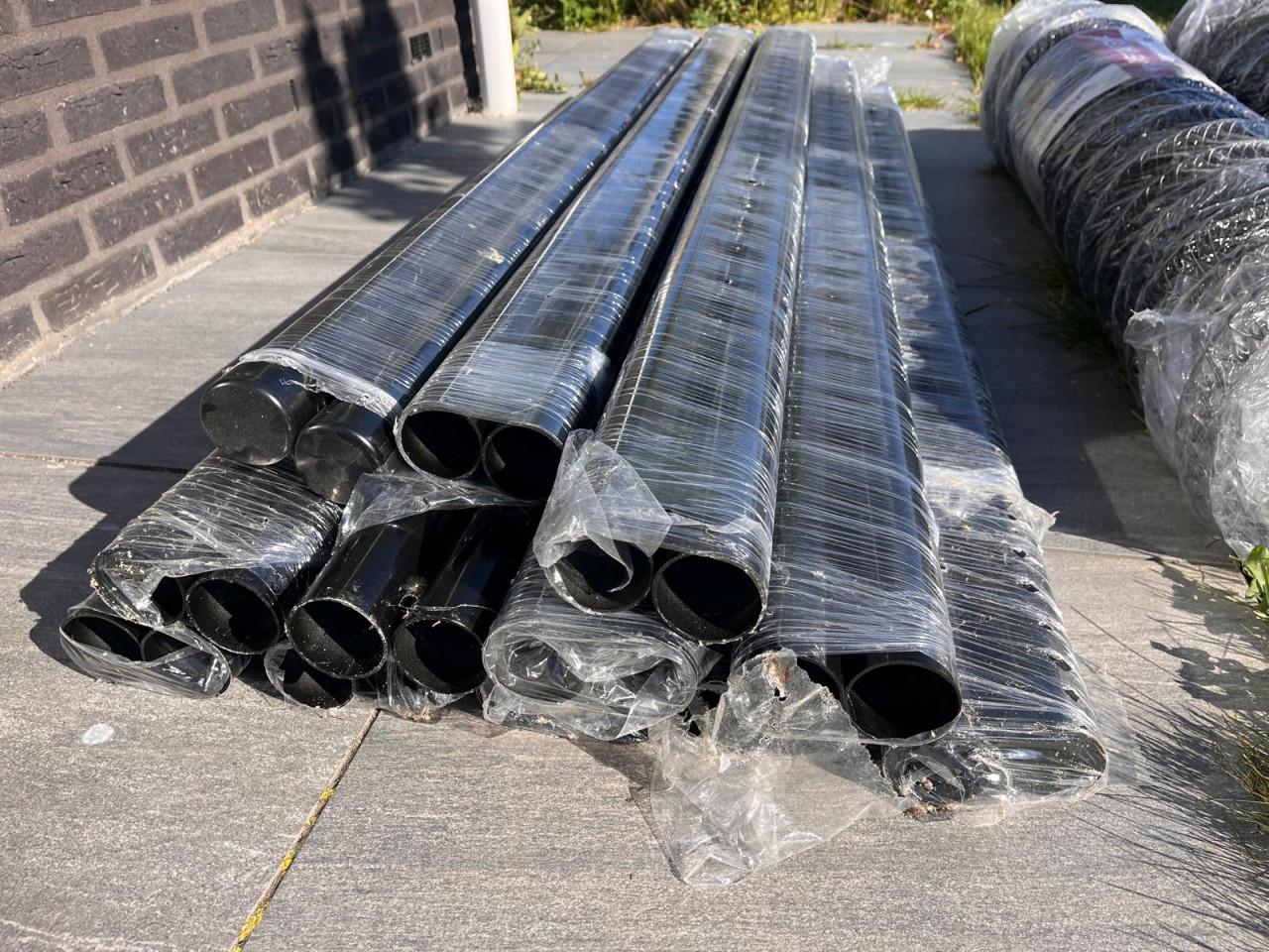 Ruim 50 meter gaashekwerk met dubbele poort