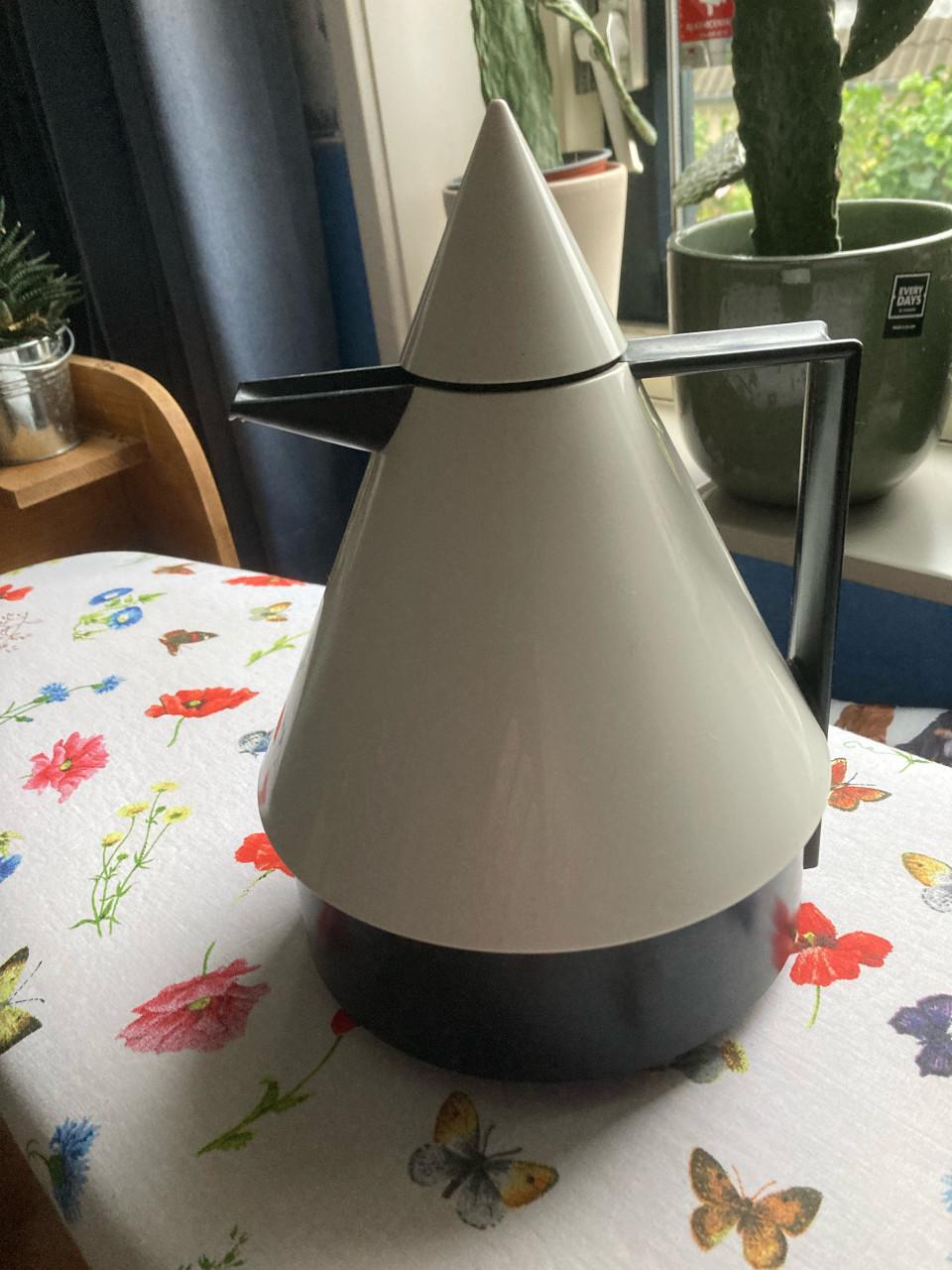 Te koop in Terneuzen 2 theepotten en 1 thermoskan.