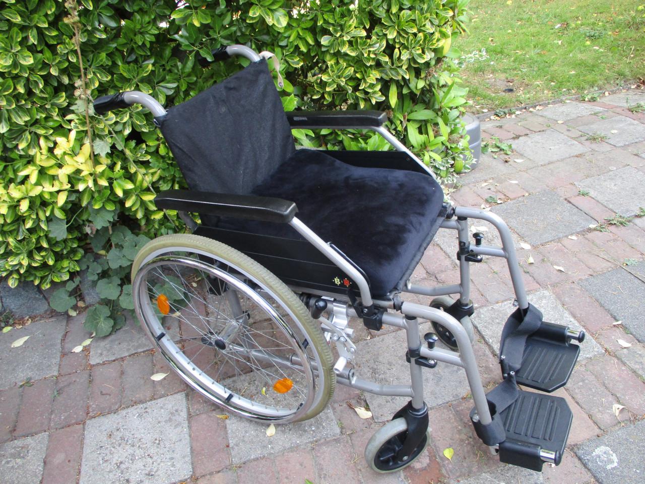 Degelijke rolstoel met wigkussen te koop