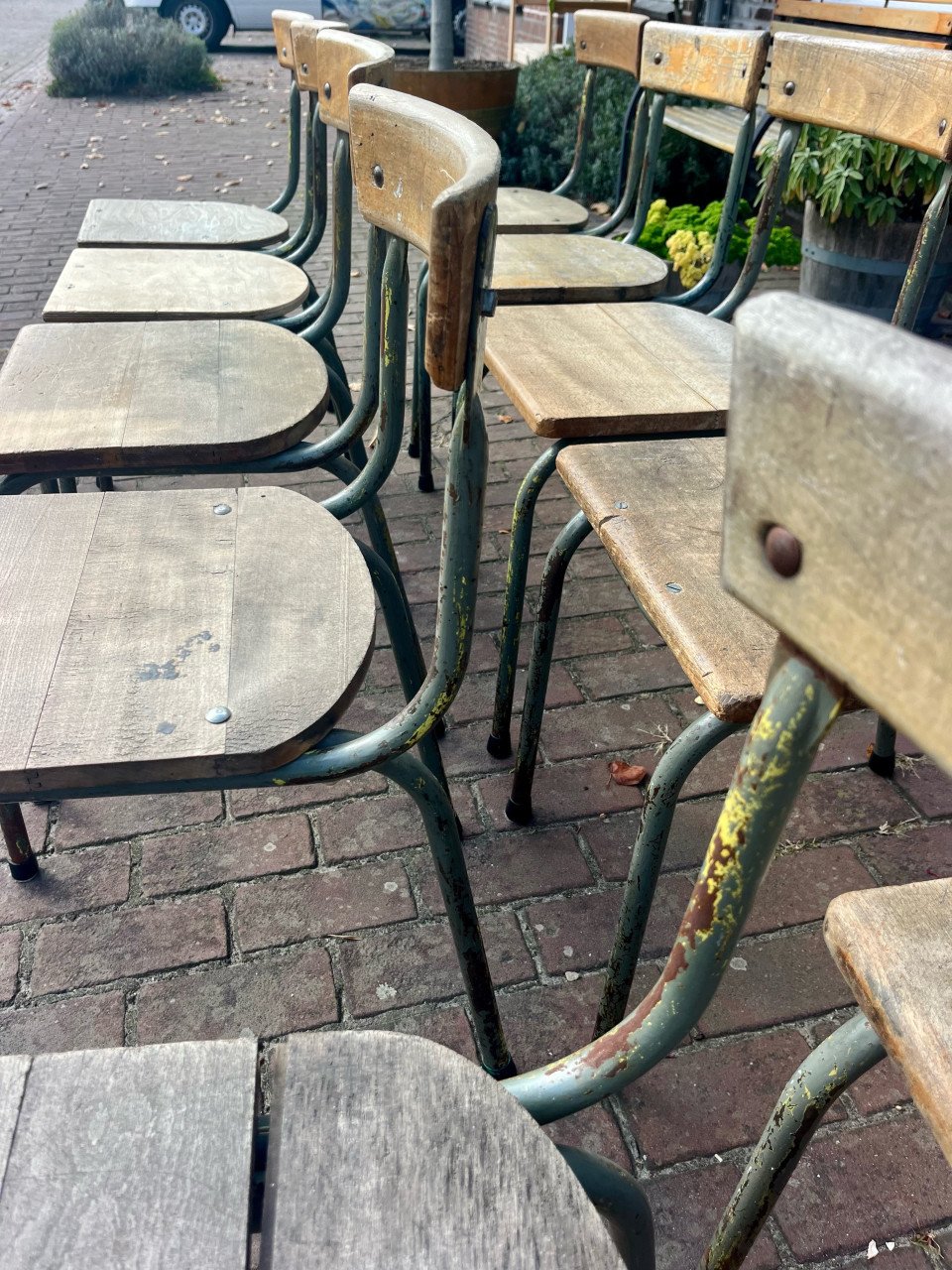 10 houten originele schoolstoelen
