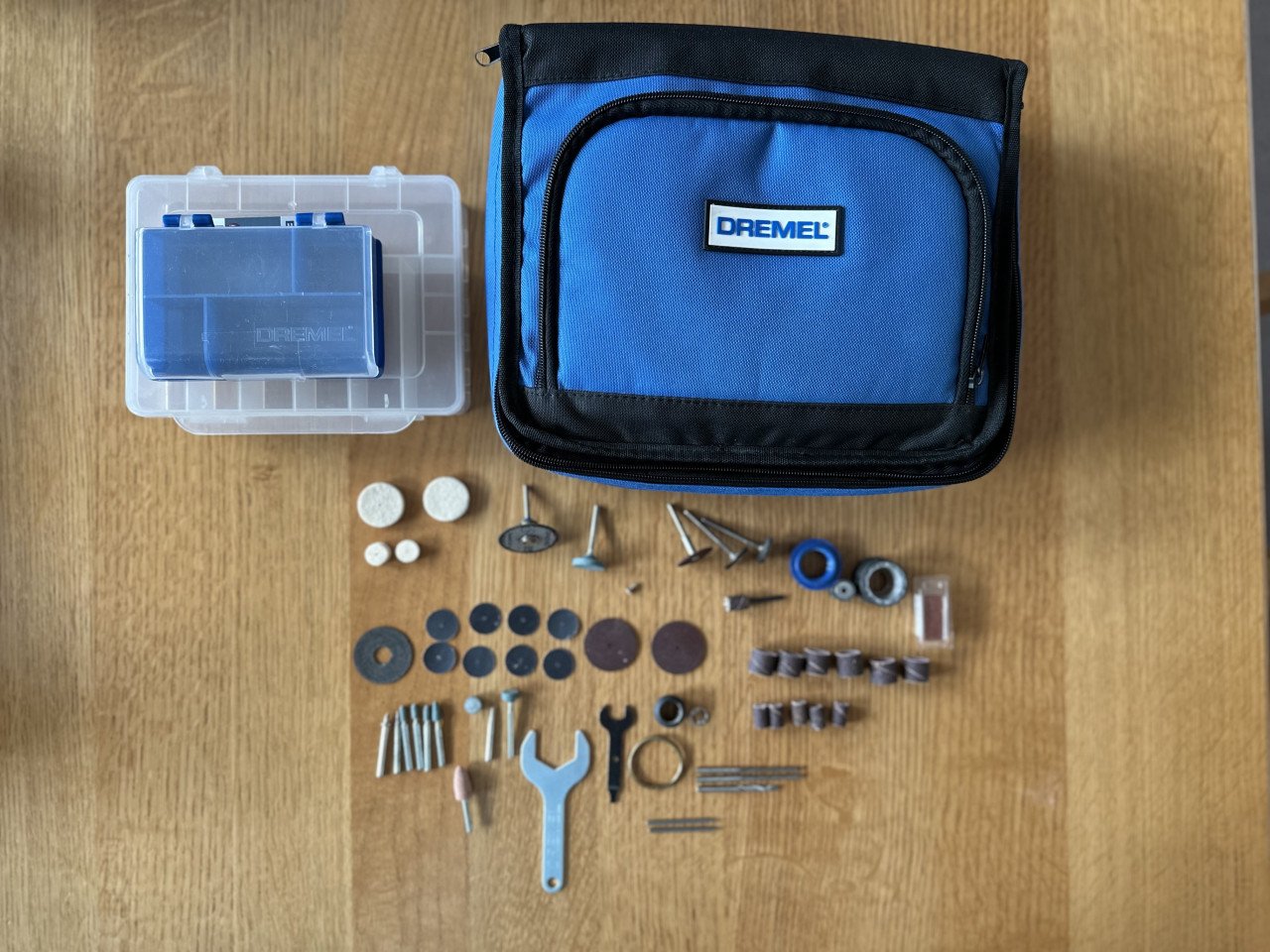 DREMEL MET VEEL HULPSTUKKEN
