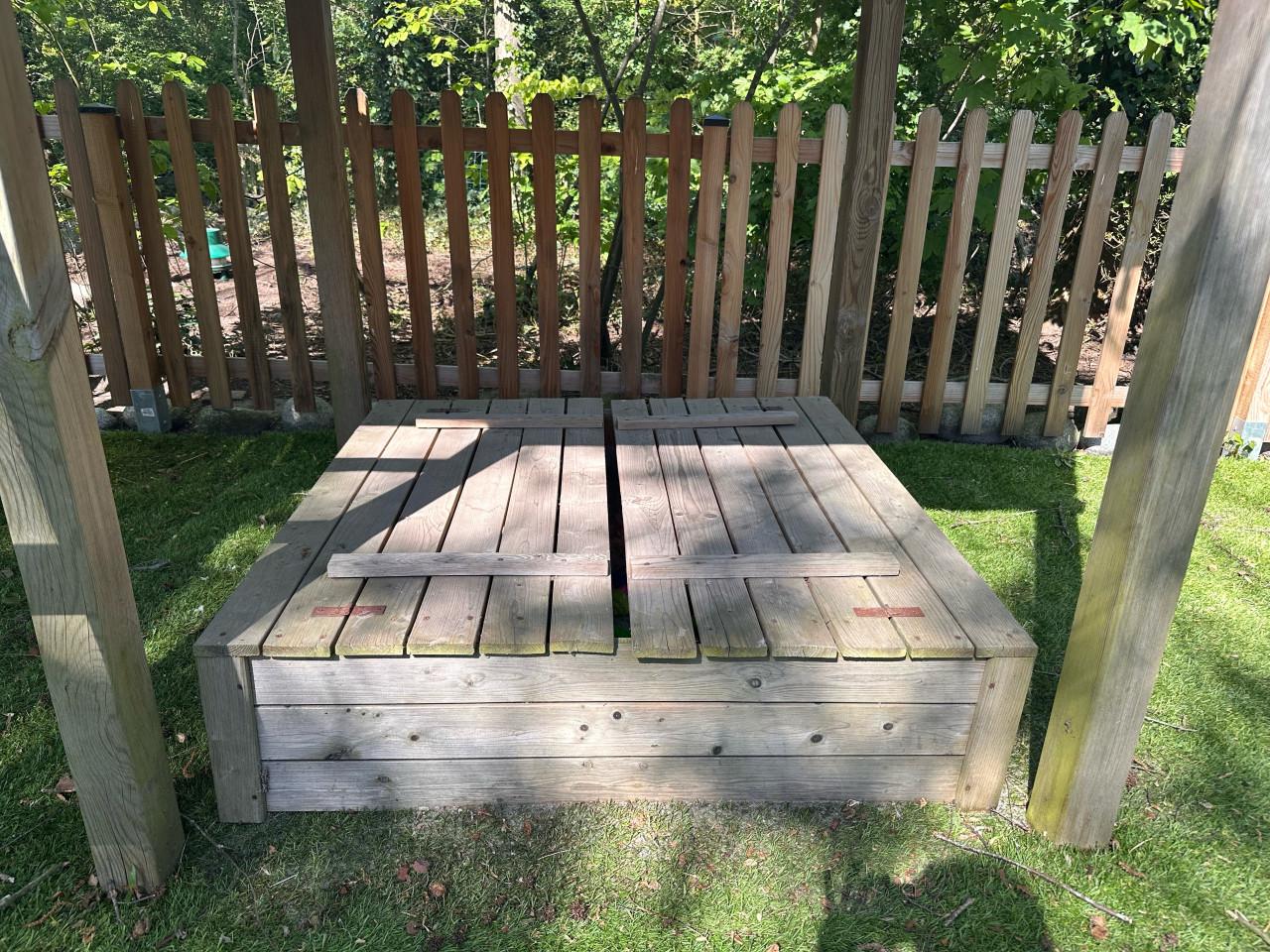 Houten zandbak met bankjes - afsluitbaar