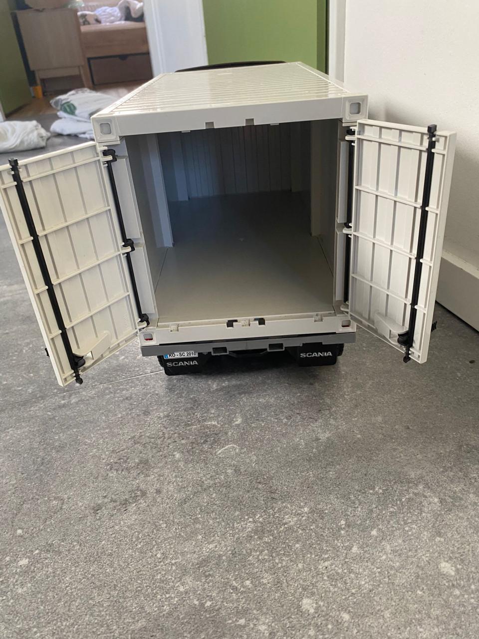 Vrachtwagen met kooiaap (Bruder)