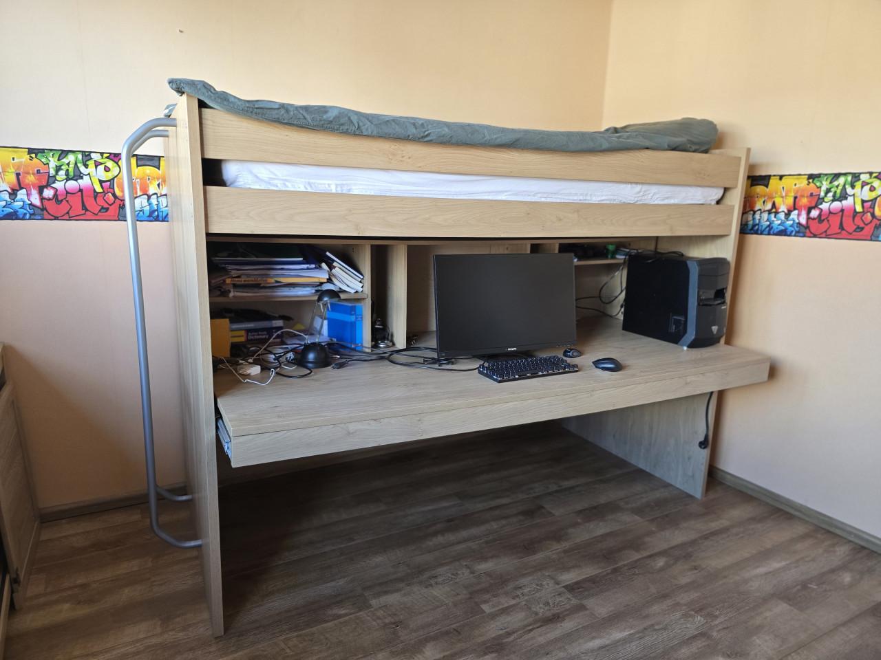 Hoogslaper met ruim uitschuifbureau